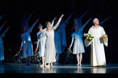 DNEPROPETROVSK, UKRAINE - 29 Nisan: Dnepropetrovsk Opera ve Bale Tiyatrosu üyeleri 