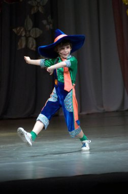 DNEPROPETROVSK, UKRAINE - 4 Haziran: Kirill Solovyev, 7 yaşında, 4 Haziran 2011 'de Dnepropetrovsk, Ukrayna' da müzik gösterisi yapıyor. 