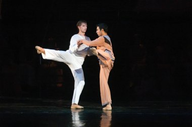 DNIPROPETROVSK, UKRAINE SEPTEMBER 25: Dnepropetrovsk Devlet Opera ve Bale Tiyatrosu üyeleri 25 Eylül 2012 'de Ukrayna' nın Dnipropetrovsk kentinde 