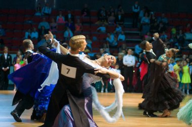 DNIPROPETROVSK, UKRAINE - 24 Eylül: DNEPR 2011 Dünya Dans Yarışması sırasında dans pozu veren kimliği belirsiz bir çift 24 Eylül 2011 tarihinde Dnipropetrovsk, Ukrayna 'da.