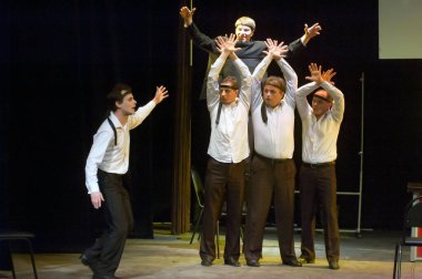 DNIPROPETROVSK, UKRAINE - 25 Kasım 2012 'de Dnepropetrovsk Gençlik Tiyatrosu üyeleri Ukrayna' nın Dnipropetrovsk kentinde 