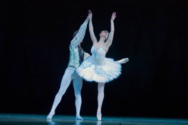 DNIPROPETROVSK, UKRAINE - 23 Nisan: Kuğu Gölü balesi Dnepropetrovsk Opera ve Bale Tiyatrosu tarafından 23 Nisan 2011 'de Dnipropetrovsk, Ukrayna' da sahnelendi.