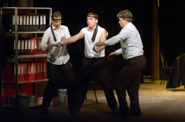 DNIPROPETROVSK, UKRAINE - 25 Kasım 2012 'de Dnepropetrovsk Gençlik Tiyatrosu üyeleri Ukrayna' nın Dnipropetrovsk kentinde 