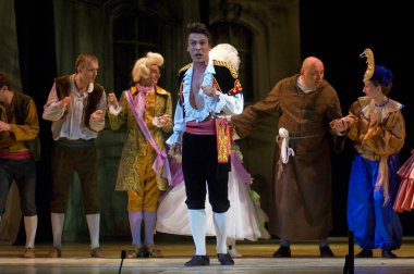 DNIPROPETROVSK, UKRAINE 25 HAZİRAN: Dnepropetrovsk Devlet Opera ve Bale Tiyatrosu üyeleri 25 Haziran 2011 'de Ukrayna' nın Dnipropetrovsk kentinde 