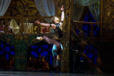 DNIPROPETROVSK, UKRAINE - 23 Ekim: Le Corsaire balesi Dnepropetrovsk Opera ve Bale Tiyatrosu tarafından 23 Ekim 2011 'de Dnipropetrovsk, Ukrayna' da sahnelendi..
