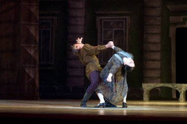 DNEPROPETROVSK, UKRAINE - 12 Mayıs: Dnepropetrovsk Devlet Opera ve Bale Tiyatrosu üyeleri 12 Mayıs 2011 'de Dnepropetrovsk, Ukrayna' da 