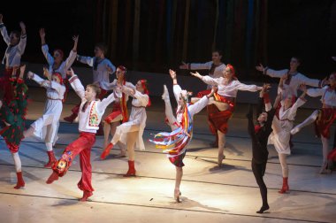 DNEPROPETROVSK, UKRAINE - 13 Ocakta Ukrayna 'nın Dnepropetrovsk şehrinde 13 Ocak 2012' de Dnepropetrovsk Opera ve Bale Tiyatrosu tarafından sahnelenen Noel balesinden bir gece önce 