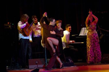 DNEPROPETROVSK, UKRAINE - 26 Mart 2011 'de Arjantin' in Dnepropetrovsk, Ukrayna 'da gerçekleştirilen Stars of Arjantin Tango gösterisinde dansçılar Gimena Aramburu ve Juan Fossati (Arjantin).
