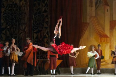 DNEPROPETROVSK, UKRAINE - 13 Haziran: Dnepropetrovsk Devlet Opera ve Bale Tiyatrosu üyeleri 13 Haziran 2012 'de Dnepropetrovsk, Ukrayna' da 