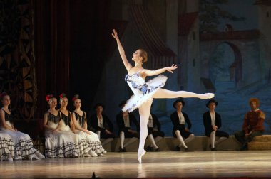 DNEPROPETROVSK, UKRAINE - 13 Haziran: Dnepropetrovsk Devlet Opera ve Bale Tiyatrosu üyeleri 13 Haziran 2012 'de Dnepropetrovsk, Ukrayna' da 