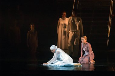 DNIPROPETROVSK, UKRAINE SEPTEMBER 25: Dnepropetrovsk Devlet Opera ve Bale Tiyatrosu üyeleri 25 Eylül 2012 'de Ukrayna' nın Dnipropetrovsk kentinde 