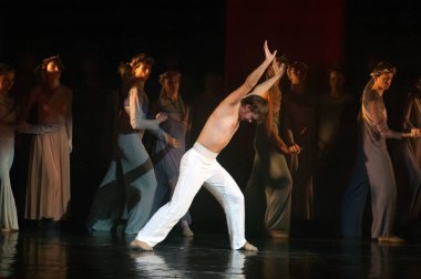 DNIPROPETROVSK, UKRAINE SEPTEMBER 25: Dnepropetrovsk Devlet Opera ve Bale Tiyatrosu üyeleri 25 Eylül 2012 'de Ukrayna' nın Dnipropetrovsk kentinde 