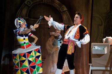 DNIPROPETROVSK, UKRAINE 25 HAZİRAN: Dnepropetrovsk Devlet Opera ve Bale Tiyatrosu üyeleri 25 Haziran 2011 'de Ukrayna' nın Dnipropetrovsk kentinde 