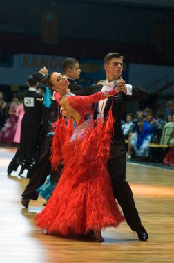 DNIPROPETROVSK, UKRAINE - 24 Eylül: DNEPR 2011 Dünya Dans Yarışması sırasında dans pozu veren kimliği belirsiz bir çift 24 Eylül 2011 tarihinde Dnipropetrovsk, Ukrayna 'da.