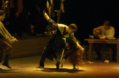 DNIPROPETROVSK, UKRAINE MARCH 12: Rus Drama Tiyatrosu kumpanyası tarafından 12 Mart 2011 'de Dnepropetrovsk, Ukrayna' da gerçekleştirilen televizyon müdahalesi. 