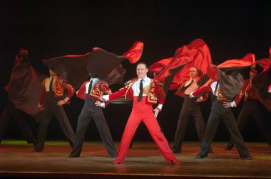 DNEPROPETROVSK, UKRAINE - 20 Ekim: Vadim Elizarov Sivastopol Dans Tiyatrosu üyeleri 20 Ekim 2013 'te Dnepropetrovsk, Ukrayna' da DANCES Of the World Opera and Bale Tiyatrosu 'nda gösteri yaptılar.