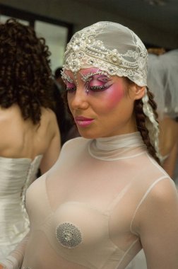 DNEPROPETROVSK, UKRAINE - 28 HAZİRAN: Her yıl Dnepropetrovsk 'tan birçok gelin Dnepropetrovsk, Ukrayna' da 28 Haziran 2009 'da düzenlenen gelin geçidine katılıyor..  