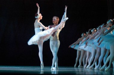 DNIPROPETROVSK, UKRAINE - 23 Nisan: Kuğu Gölü balesi Dnepropetrovsk Opera ve Bale Tiyatrosu tarafından 23 Nisan 2011 'de Dnipropetrovsk, Ukrayna' da sahnelendi.