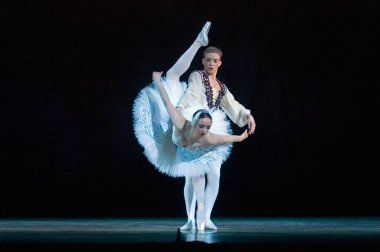 DNIPROPETROVSK, UKRAINE - 23 Nisan: Kuğu Gölü balesi Dnepropetrovsk Opera ve Bale Tiyatrosu tarafından 23 Nisan 2011 'de Dnipropetrovsk, Ukrayna' da sahnelendi.