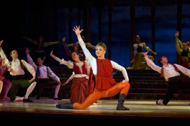 DNEPROPETROVSK, UKRAINE - 29 Nisan: Dnepropetrovsk Devlet Opera ve Bale Tiyatrosu üyeleri 