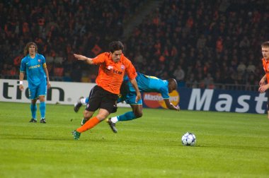 DONETSK, UKRAINE OCTOBER 1: FC Shakhtar 'dan Ilsinho (L) 1 Ekim 2008 tarihinde Ukrayna' nın Donetsk kentinde oynanan Şampiyonlar Ligi karşılaşmasında FC Barcelona 'dan Eto' o ile top için mücadele eder.