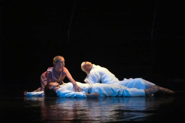 DNIPROPETROVSK, UKRAINE SEPTEMBER 25: Dnepropetrovsk Devlet Opera ve Bale Tiyatrosu üyeleri 25 Eylül 2012 'de Ukrayna' nın Dnipropetrovsk kentinde 