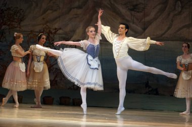 DNEPROPETROVSK, UKRAINE - 25 Mart: Dnepropetrovsk Devlet Opera ve Bale Tiyatrosu üyeleri 25 Mart 2012 'de Dnepropetrovsk, Ukrayna' da 