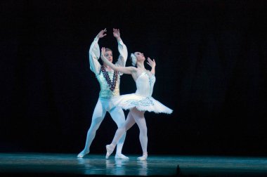 DNIPROPETROVSK, UKRAINE - 23 Nisan: Kuğu Gölü balesi Dnepropetrovsk Opera ve Bale Tiyatrosu tarafından 23 Nisan 2011 'de Dnipropetrovsk, Ukrayna' da sahnelendi.