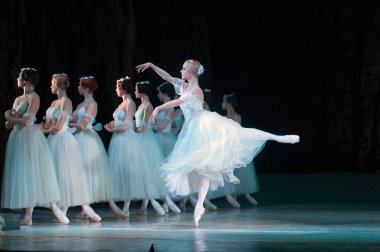 DNEPROPETROVSK, UKRAINE - 25 Mart: Dnepropetrovsk Devlet Opera ve Bale Tiyatrosu üyeleri 25 Mart 2012 'de Dnepropetrovsk, Ukrayna' da 