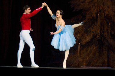 DNEPROPETROVSK, UKRAINE - 18 Şubat 2011 'de Dnepropetrovsk, Ukrayna' da Dnepropetrovsk Opera ve Bale Tiyatrosu 'nda ünlü dansçılar Anna Dorosh ve Maxim Chepik.