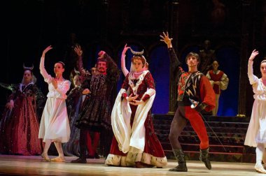 DNIPROPETROVSK, UKRAINE - 29 Nisan: Romeo ve Juliet balesi Dnepropetrovsk Opera ve Bale Tiyatrosu tarafından 29 Nisan 2011 'de Dnipropetrovsk, Ukrayna' da sahnelendi.