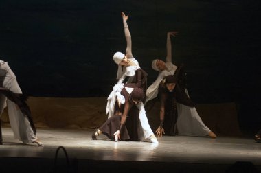 DNIPROPETROVSK, UKRAINE 17 ARALIK: 8 ve 14 yaşlarındaki kimliği belirsiz çocuklar, 17 Aralık 2011 'de Ukrayna' nın Dnipropetrovsk kentinde 