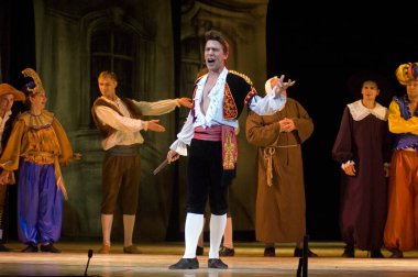 DNIPROPETROVSK, UKRAINE 25 HAZİRAN: Dnepropetrovsk Devlet Opera ve Bale Tiyatrosu üyeleri 25 Haziran 2011 'de Ukrayna' nın Dnipropetrovsk kentinde 