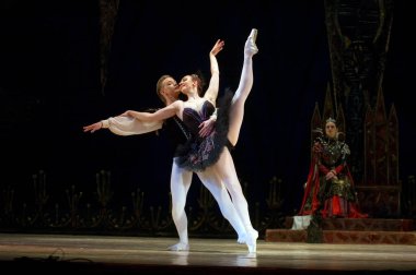DNIPROPETROVSK, UKRAINE - 23 Nisan: Kuğu Gölü balesi Dnepropetrovsk Opera ve Bale Tiyatrosu tarafından 23 Nisan 2011 'de Dnipropetrovsk, Ukrayna' da sahnelendi..