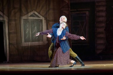 DNEPROPETROVSK, UKRAINE - 12 Mayıs: Dnepropetrovsk Devlet Opera ve Bale Tiyatrosu üyeleri 12 Mayıs 2011 'de Dnepropetrovsk, Ukrayna' da 