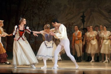 DNEPROPETROVSK, UKRAINE - 25 Mart: Dnepropetrovsk Devlet Opera ve Bale Tiyatrosu üyeleri 25 Mart 2012 'de Dnepropetrovsk, Ukrayna' da 