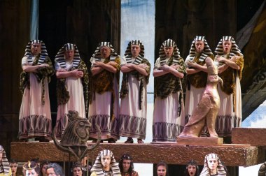 DNIPROPETROVSK, UKRAINE - 6 Ekim: Dnepropetrovsk Devlet Opera ve Bale Tiyatrosu üyeleri 6 Ekim 2012 'de Ukrayna' nın Dnipropetrovsk kentinde Aida 'yı sahneledi. 