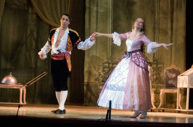 DNIPROPETROVSK, UKRAINE 25 HAZİRAN: Dnepropetrovsk Devlet Opera ve Bale Tiyatrosu üyeleri 25 Haziran 2011 'de Ukrayna' nın Dnipropetrovsk kentinde 