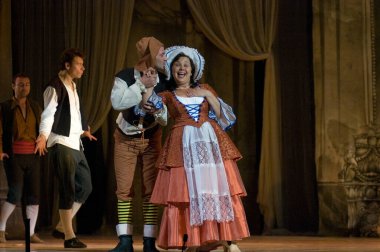 DNIPROPETROVSK, UKRAINE 25 HAZİRAN: Dnepropetrovsk Devlet Opera ve Bale Tiyatrosu üyeleri 25 Haziran 2011 'de Ukrayna' nın Dnipropetrovsk kentinde 