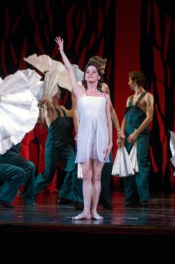 DNEPROPETROVSK, UKRAINE - 9 Haziran: Dnepropetrovsk Devlet Opera ve Bale Tiyatrosu üyeleri 9 Haziran 2011 'de Dnepropetrovsk, Ukrayna' da 