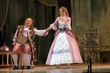 DNIPROPETROVSK, UKRAINE 25 HAZİRAN: Dnepropetrovsk Devlet Opera ve Bale Tiyatrosu üyeleri 25 Haziran 2011 'de Ukrayna' nın Dnipropetrovsk kentinde 