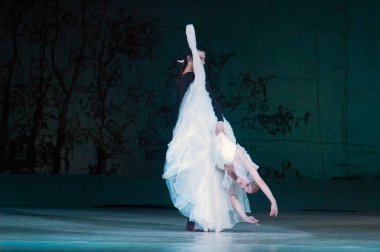 DNEPROPETROVSK, UKRAINE - 25 Mart: Dnepropetrovsk Devlet Opera ve Bale Tiyatrosu üyeleri 25 Mart 2012 'de Dnepropetrovsk, Ukrayna' da 