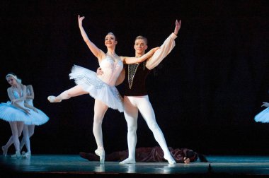 DNIPROPETROVSK, UKRAINE - 23 Nisan: Kuğu Gölü balesi Dnepropetrovsk Opera ve Bale Tiyatrosu tarafından 23 Nisan 2011 'de Dnipropetrovsk, Ukrayna' da sahnelendi..