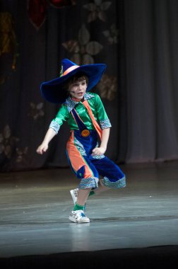 DNEPROPETROVSK, UKRAINE - 4 Haziran: Kirill Solovyev, 7 yaşında, 4 Haziran 2011 'de Dnepropetrovsk, Ukrayna' da müzik gösterisi yapıyor. 