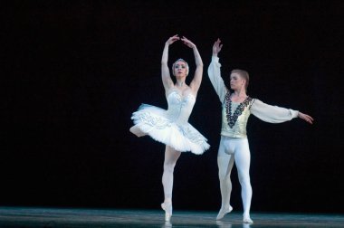 DNIPROPETROVSK, UKRAINE - 23 Nisan: Kuğu Gölü balesi Dnepropetrovsk Opera ve Bale Tiyatrosu tarafından 23 Nisan 2011 'de Dnipropetrovsk, Ukrayna' da sahnelendi.