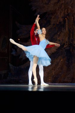 DNEPROPETROVSK, UKRAINE - 18 Şubat 2011 'de Dnepropetrovsk, Ukrayna' da Dnepropetrovsk Opera ve Bale Tiyatrosu 'nda ünlü dansçılar Anna Dorosh ve Maxim Chepik.