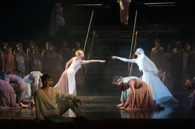 DNIPROPETROVSK, UKRAINE SEPTEMBER 25: Dnepropetrovsk Devlet Opera ve Bale Tiyatrosu üyeleri 25 Eylül 2012 'de Ukrayna' nın Dnipropetrovsk kentinde 