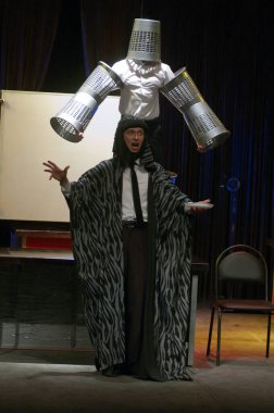 DNIPROPETROVSK, UKRAINE - 25 Kasım 2012 'de Dnepropetrovsk Gençlik Tiyatrosu üyeleri Ukrayna' nın Dnipropetrovsk kentinde 