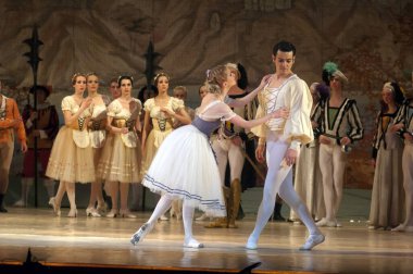 DNEPROPETROVSK, UKRAINE - 25 Mart: Dnepropetrovsk Devlet Opera ve Bale Tiyatrosu üyeleri 25 Mart 2012 'de Dnepropetrovsk, Ukrayna' da 