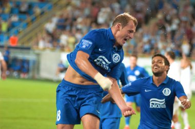 DNEPROPETROVSK, UKRAINE - 11 Ağustos: Roman Zozulya (C) ve futbolcular FC Dnepr Uk 'ları sırasında gol attılar. Şampiyonluk maçı FC Hoverla 'ya karşı 11 Ağustos 2012' de Dnepropetrovsk, Ukrayna 'da